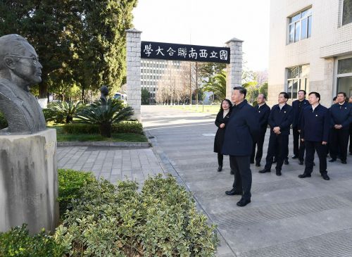 习近平考察西南联大旧址，参观西南联大博物馆等，了解抗战期间西南联大师生教书救国、读书报国的历史。 （新华社）