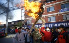 尼泊尔抗议升级  昨日抗议者烧毁奥利总理的雕像