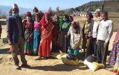 डोटीका विपन्न घरपरिवारलाई राहत वितरण