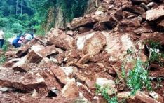 मध्यपहाडी लोकमार्गमा पहिरो, सडक अवरुद्ध भएपछि आवत-जावतमा रोक