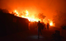 希腊最大难民营发生大火 万人撤离难民营