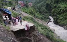 तातोपानी नाका जोड्ने  कोदारी राजमार्ग भासिए पछि तुइनबाट सामान ढुवानी