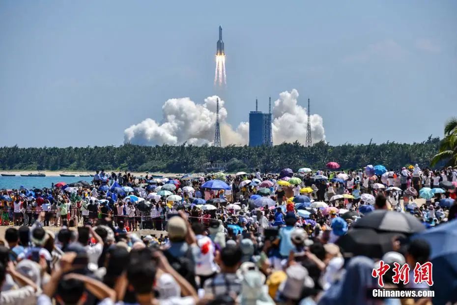 　　图为民众在海南文昌淇水湾沙滩观看长征五号B遥三运载火箭点火升空。<a target='_blank' href='/'>中新社</a>记者 骆云飞 摄