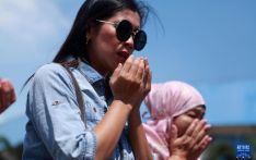 印尼民众悼念球场踩踏事件遇难者