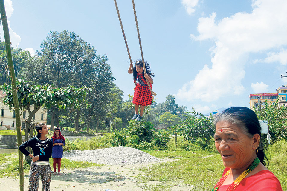 Girls-enjoying-swing--2