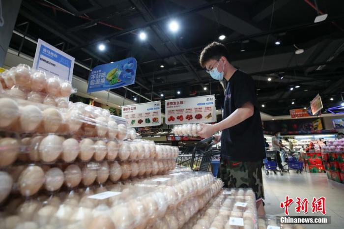 资料图：市民在贵阳市花溪区盒马鲜生门店选购鸡蛋。 瞿宏伦 摄