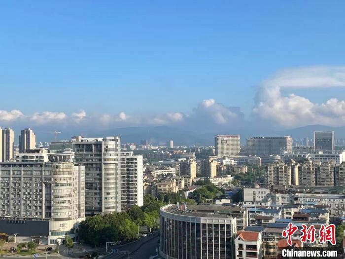 资料图：城市一景。 袁汝晶 摄