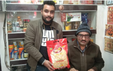 तीन पुस्तालाई धानिरहेको भुजिया कम्पनी