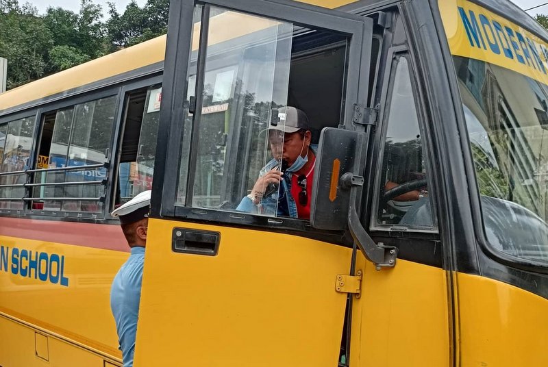 shool-bus-traffic_OUSLrnvXyC
