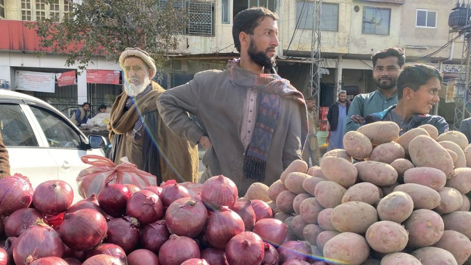 230201154833-muhammad-radaqat-greengrocer-pakistan