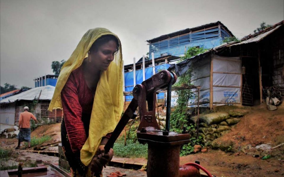 OGB_113677_Ayesha-collecting-water_Bangladesh_1200x800