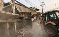 अल्टिमेटम नमान्नेहरुको घरमा इटहरी उपमहानगरले चलायो डोजर