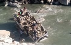 木斯塘客车坠河 造成16人受伤