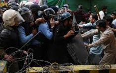 巴基斯坦警方与前总理汗支持者发生冲突 多人受伤