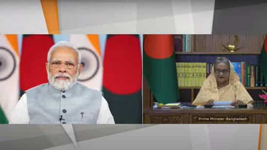 总理纳伦德拉·莫迪 (Narendra Modi) 和孟加拉国总理谢赫·哈西娜 (Sheikh Hasina) 共同为友谊管道揭幕。