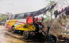法媒：孟加拉国一辆巴士发生车祸 已致17人死亡