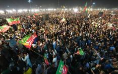 巴基斯坦前总理伊姆兰汗不顾威胁在巴基斯坦大厦举行集会