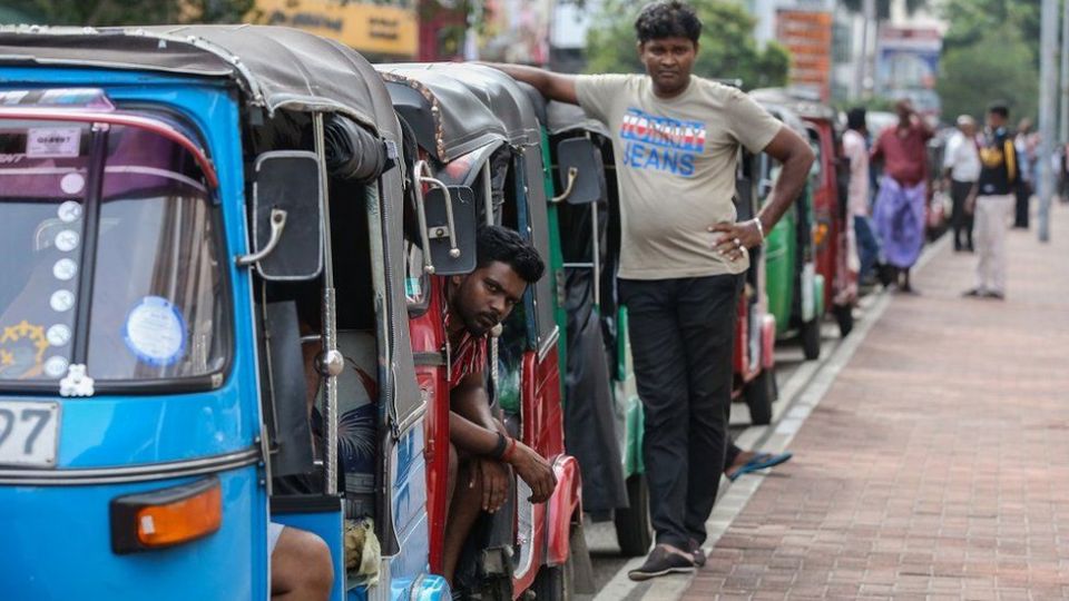 2022 年 6 月 17 日，在斯里兰卡科伦坡燃料短缺的情况下，人力车排队从加油站取油。