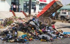 वीरगन्ज महानगरले किन फाल्यो टेलिकमको परिसरभित्र फोहोर ?