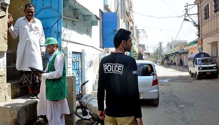 Official from the Pakistan Bureau of Statistics collect information from a resident during the the digital census. — APP