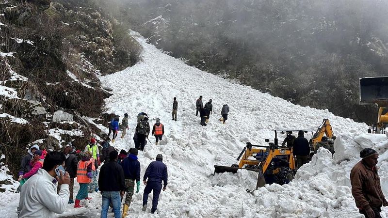周二，救援人员在雪崩现场搜寻幸存者。