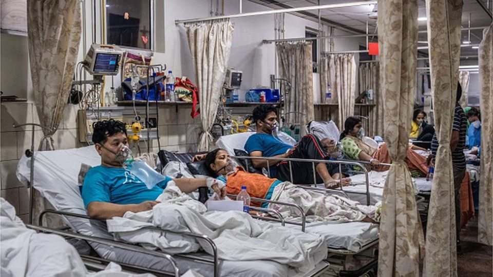 2021 年 5 月 3 日，在印度新德里的一家 Covid-19 医院的急诊病房内，感染冠状病毒的患者躺在床上，同时与氧气供应相连