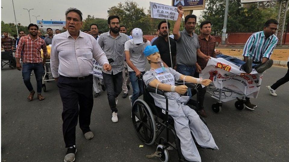 2023 年 3 月 30 日星期四，医生们正在印度拉贾斯坦邦斋浦尔参加反对拉贾斯坦邦健康权法案的抗议集会。