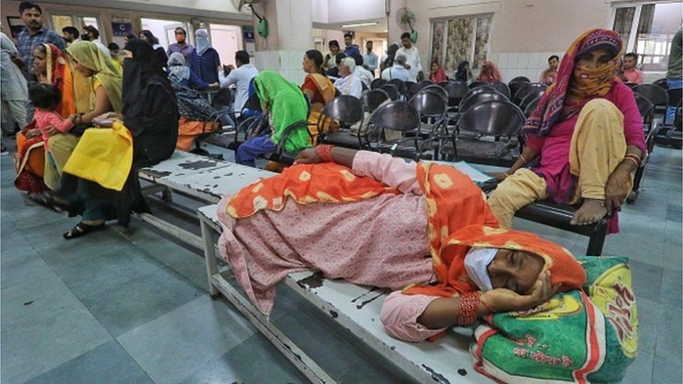 2023 年 3 月 29 日，星期三，在印度拉贾斯坦邦斋浦尔，医生因拉贾斯坦邦健康权法案罢工期间，患者在 SMS 医院的 OPD 等待接受治疗。