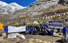 法国登山者和夏尔巴协作在安纳普尔纳峰收集垃圾
