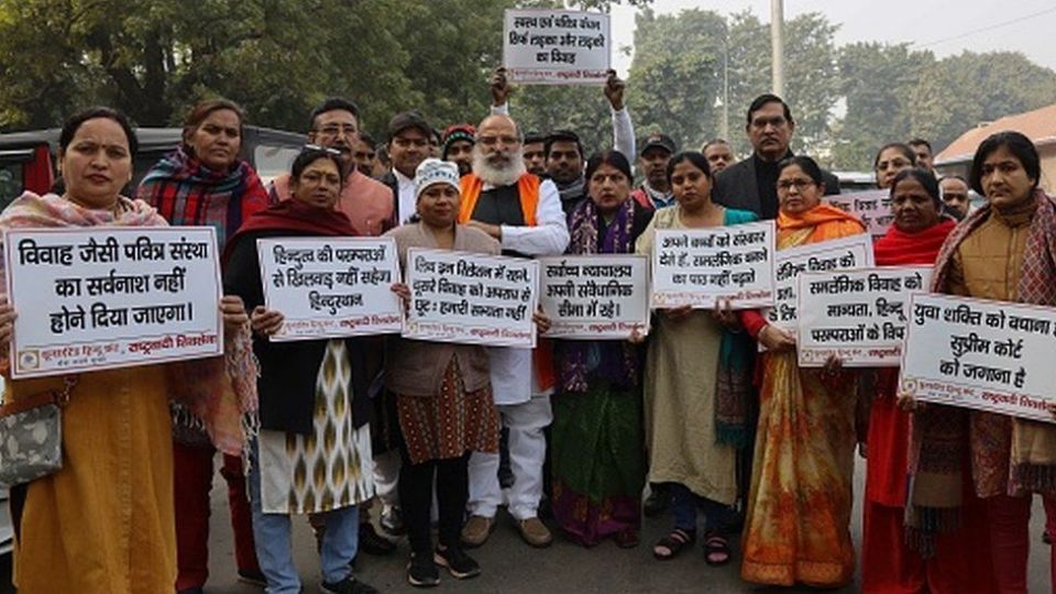 2023 年 1 月 6 日，印度教团体的成员在德里最高法院外的听证会上抗议同性婚姻