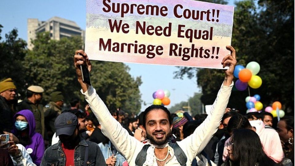 2023 年 1 月 8 日，性别权利活动家和 LGBTQ 社区的支持者参加了德里酷儿骄傲游行