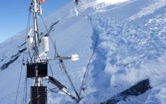 美国国家地理科学家对珠穆朗玛峰气象站进行维护