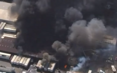 美国费城一仓库发生大火：浓烟绵延数英里 爆炸声震动整个街区