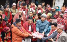 पुर्ख्यौली नाच समूहलाई भेषभूषाका सामग्री प्रदान