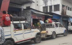 खोलाको बगरबाटै गुड्छन् गाडी