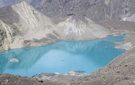 Narchyang 的冰川湖 Panchakunda 吸引着大自然爱好者