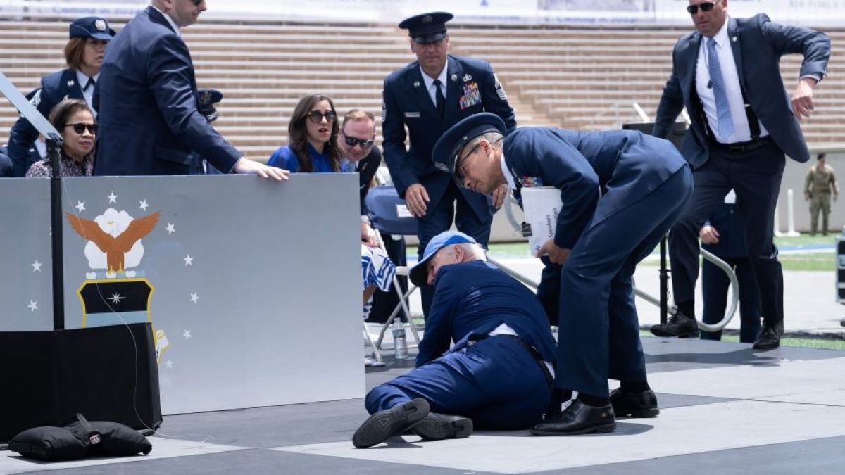 biden tripped and fell1685674127