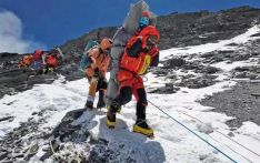 一登山者被夏尔巴从珠峰“死亡地带”救出后 遭网民猛烈抨击