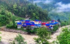 बाढीपहिरोले यातायात अवरुद्ध, उद्धारमा कठिनाइ
