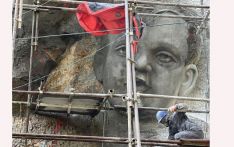 ऐनापहराको ढुङ्गामा आकर्षक आकृति बनाइँदै