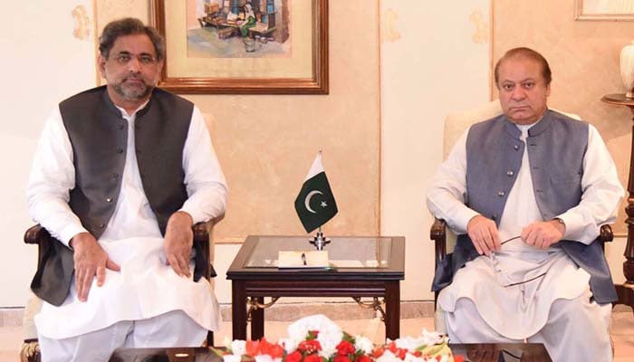 Pakistan Muslim League-Nawaz senior leader Shahid Khaqan Abbasi calls on his party’s supremo Nawaz Sharif. — Twitter/@pmlnmianimran/File