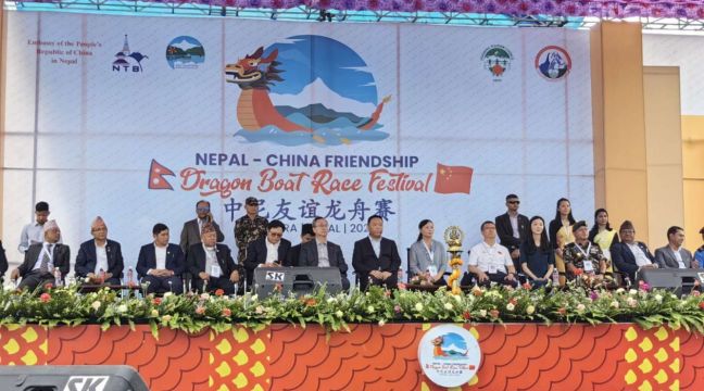 首届中尼友谊龙舟赛在博卡拉开幕 万余人为比赛队员助力加油