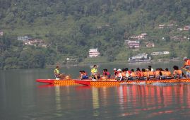 通讯：尼泊尔费瓦湖上的龙舟赛