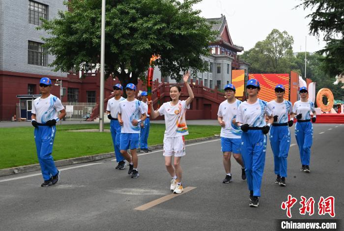 （成都大运纪事）成都大运会火炬传递成都站启动吴敏霞任首棒火炬手