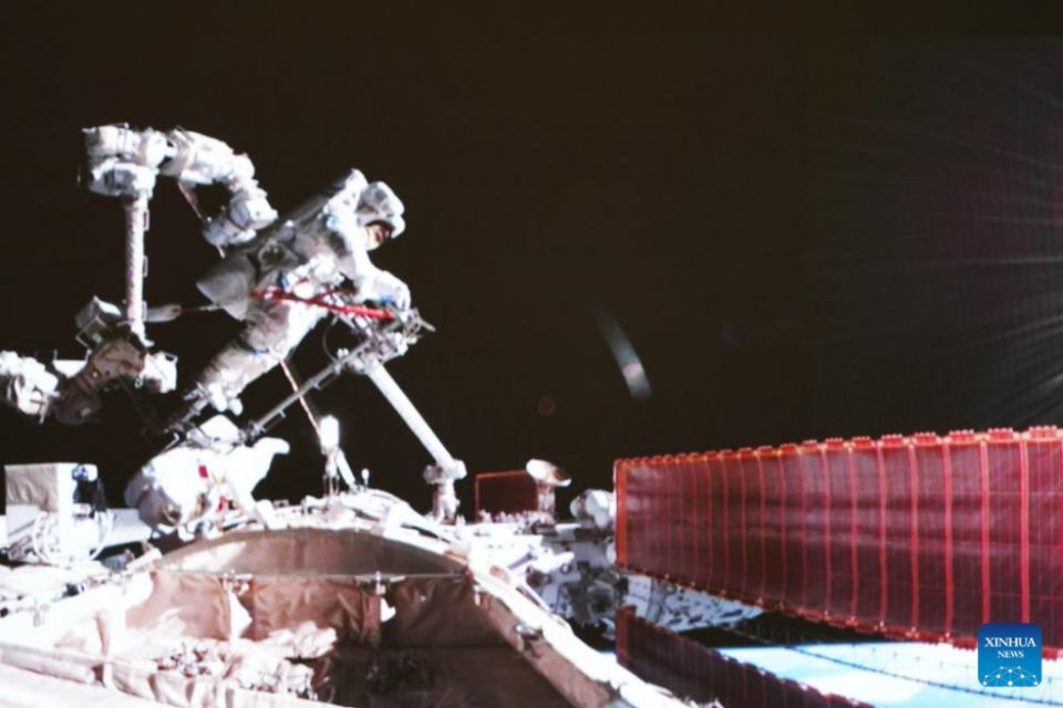 这张2023年7月20日在北京航天控制中心拍摄的屏幕图像显示，神舟十六号航天员景海鹏（上图）和朱扬柱正在进行舱外活动。 据中国载人航天工程局消息，北京时间周四晚上9时40分，中国在轨空间站上的神舟十六号机组人员完成了首次太空行走。 景海鹏、朱阳柱、桂海超在空间站机械臂的协助下，协同完成了全部既定任务。 静和朱目前已安全返回问天实验室舱。