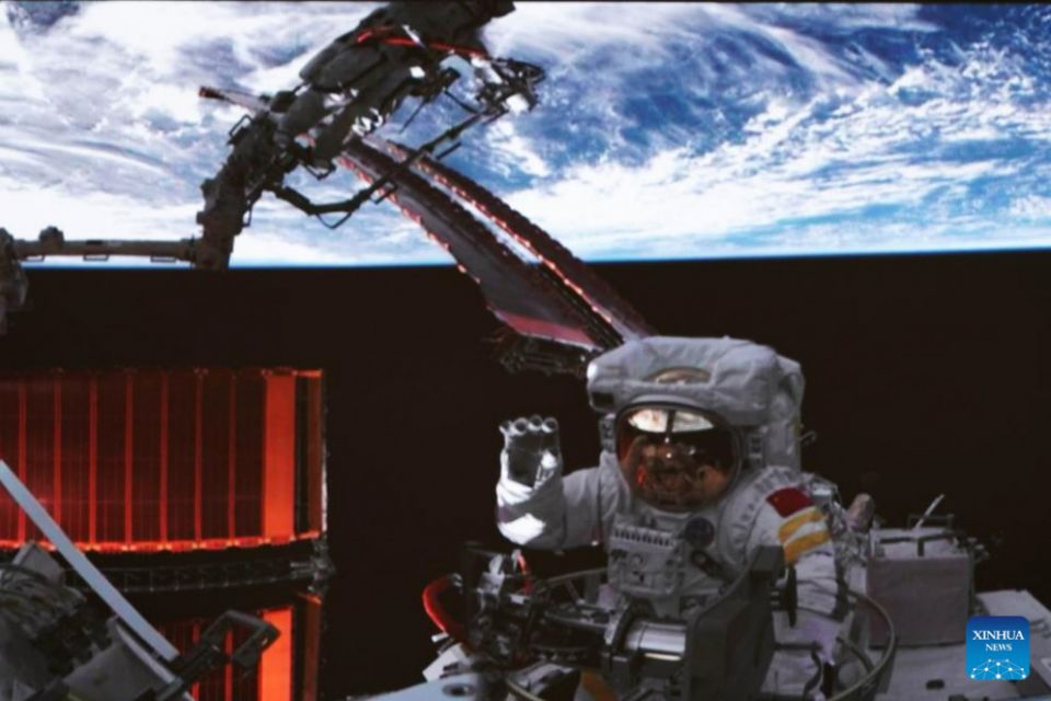 这张2023年7月20日在北京航天控制中心拍摄的屏幕图像显示，神舟十六号航天员朱扬柱在离开问天实验室舱后挥手致意。 据中国载人航天工程局消息，北京时间周四晚上9时40分，中国在轨空间站上的神舟十六号机组人员完成了首次太空行走。 景海鹏、朱阳柱、桂海超在空间站机械臂的协助下，协同完成了全部既定任务。 静和朱目前已安全返回问天实验室舱。