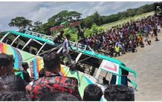 孟加拉国一大巴坠入水中 已致至少17死23伤