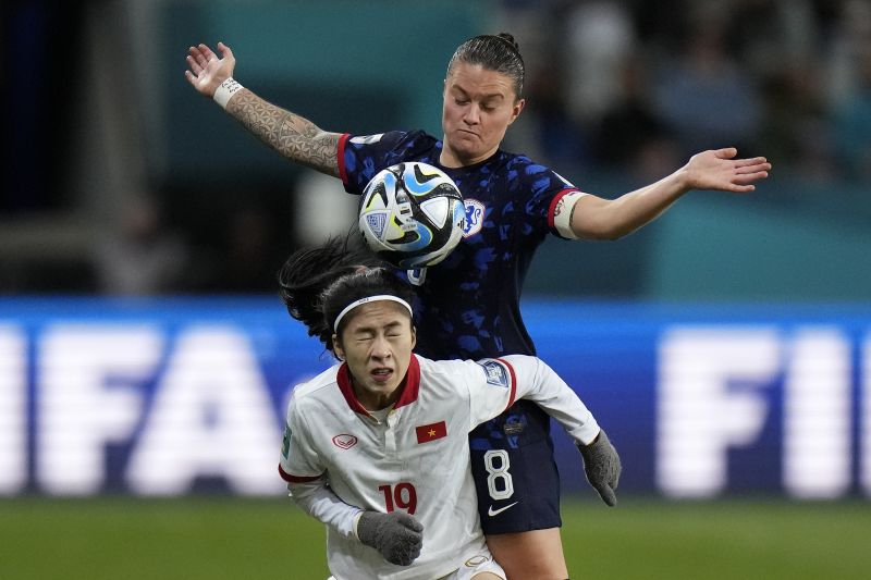 The Netherlands' Sherida Spitse, top, and Vietnam's Nguyễn Thị Thanh Nhã compete for the ball.