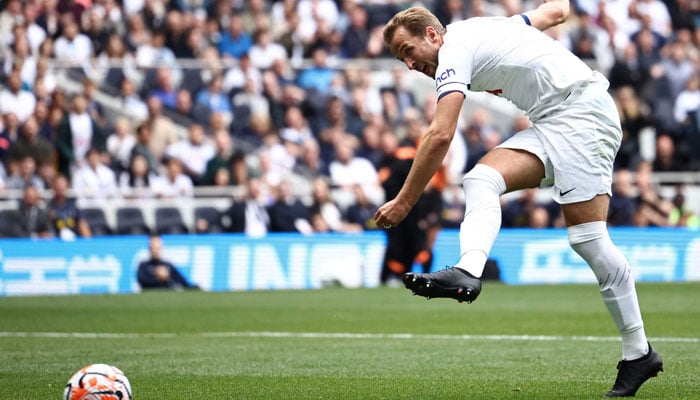 Tottenham Hotspur´s English striker Harry Kane shoots to score his third goal during the pre-season friendly football match between Tottenham Hotspur and Shakhtar Donetsk at the Tottenham Hotspur Stadium, in London, on August 6, 2023.—AFP