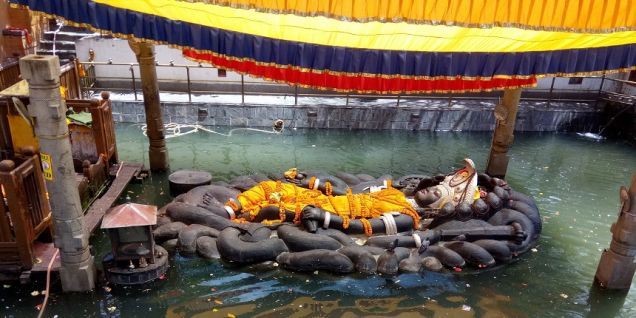布达尼甘达毗湿奴神像（Budhanilkantha ）